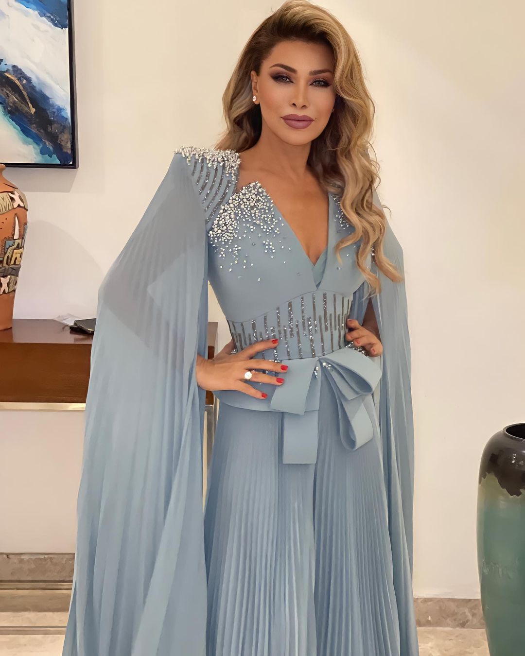 نوال الزغبي بجمبسوت باللون السماوي
