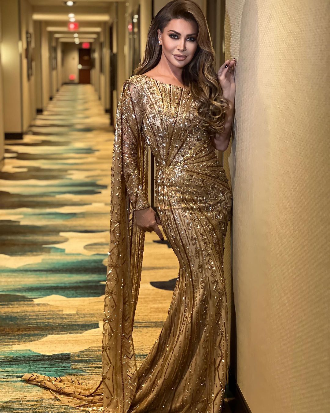 نوال الزغبي بفستان ذهبي براق من لابورجوازي