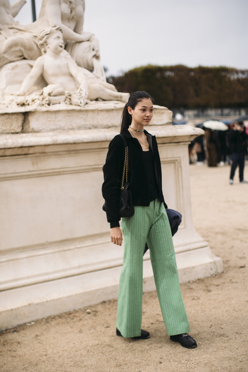 أفكار شبابية لتنسيق البنطلون الملون