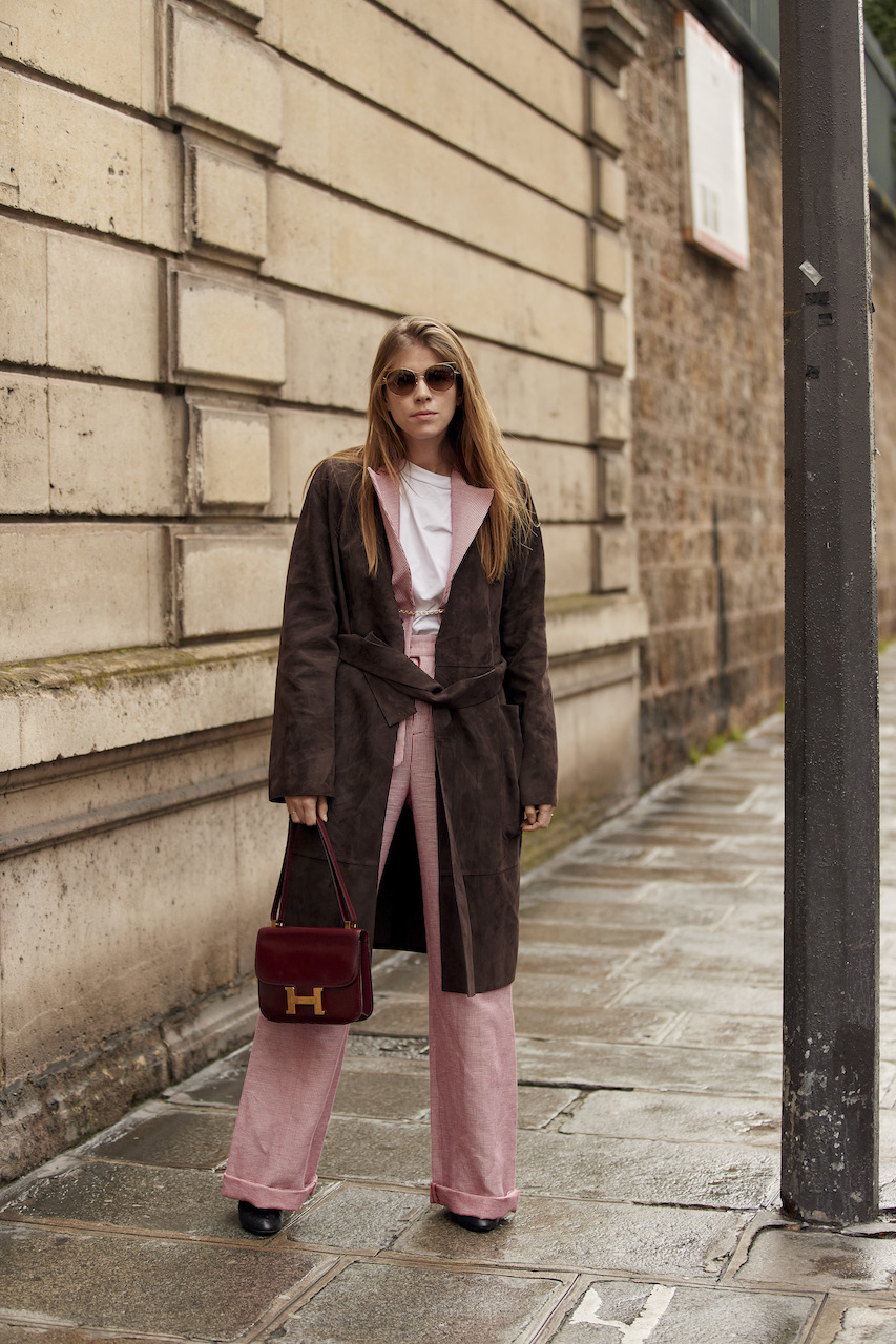 اختاري بنطلون باللون الزهري لاطلالة ناعمة