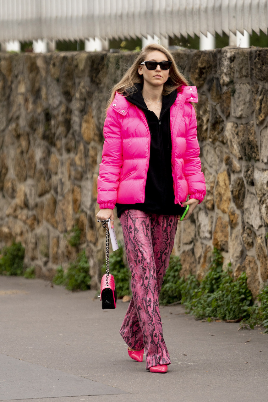 اطلالة جريئة في بنطلون باللون الزهري بنقشة جلد الأفعى