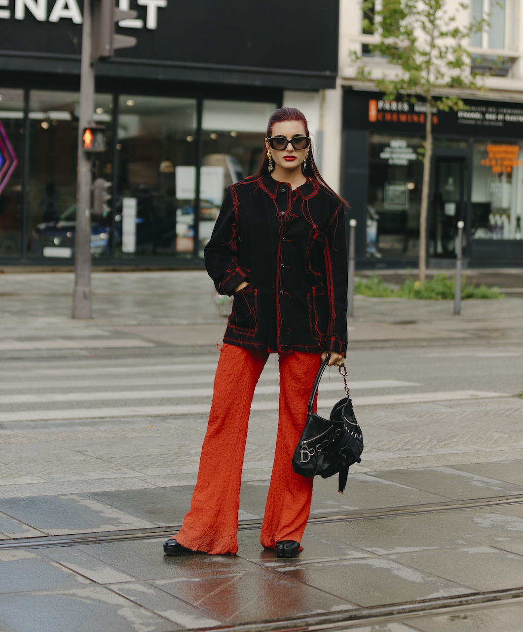 اعتمدي اطلالة ملفتة في بنطلون باللون الأحمر