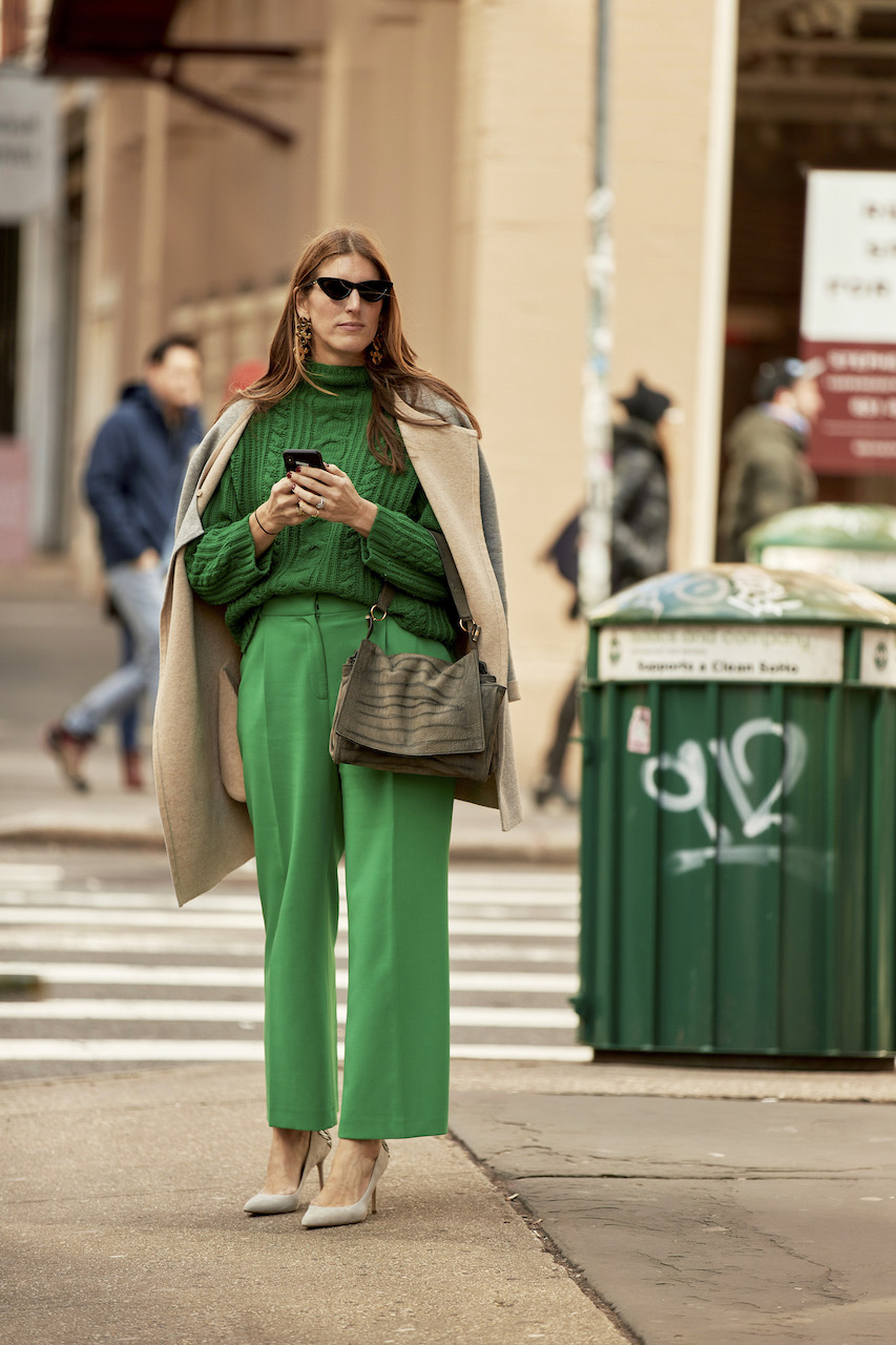 اعتمدي لوك أنيق في بنطلون واسع باللون الأخضر
