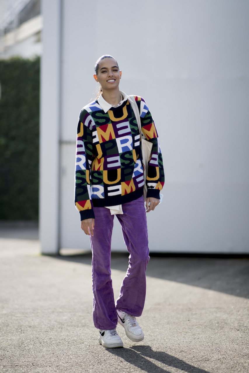 اللون البنفسجي من صيحات الموضة الرائجة نسقيه على بنطلون شبابي