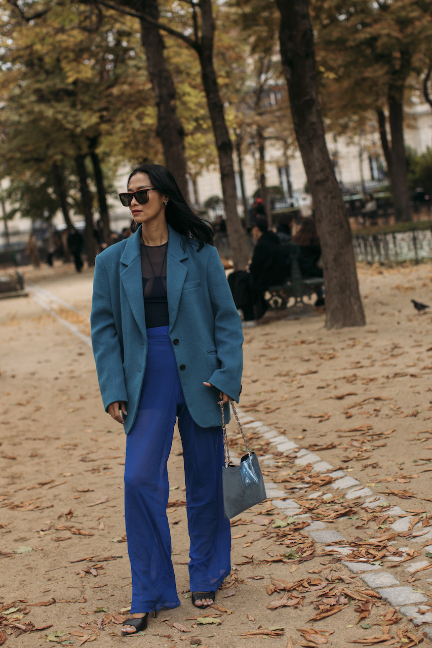 تدرجات اللون الأزرق اعتمديها على البنطلون وجاكيت البليزر