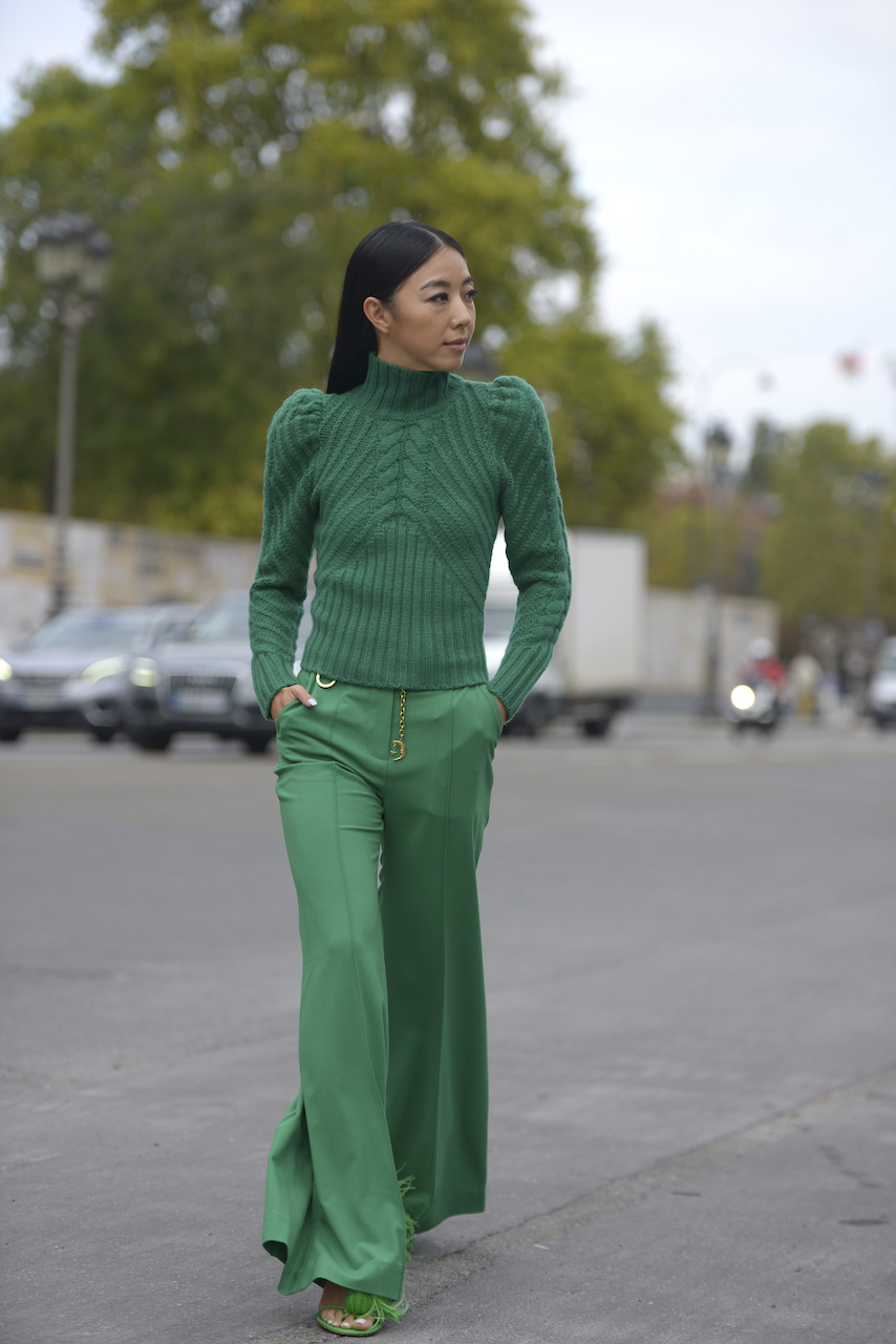 خيارات ملفتة في البنطلون الأخضر موضة هذا الموسم