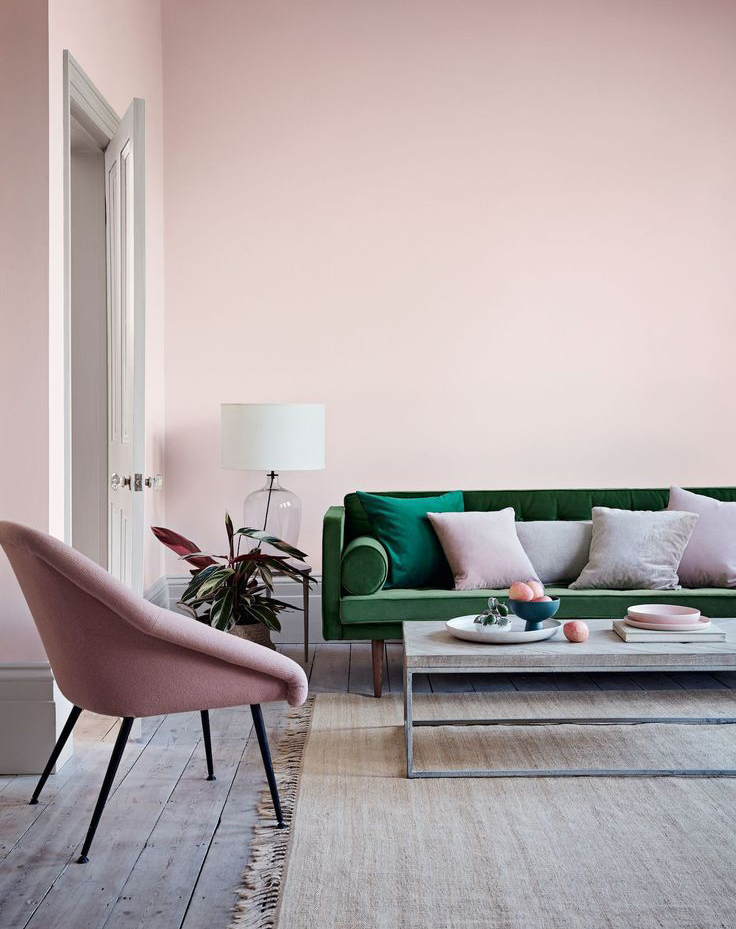 سجادة حيادية تضفي الدفء على غرفة المعيشة العصرية