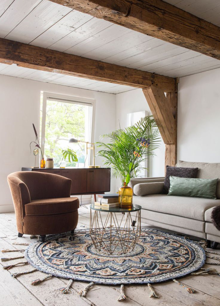 سجادة دائرية من الصوف على أرضية خشبية لغرفة معيشة مودرن