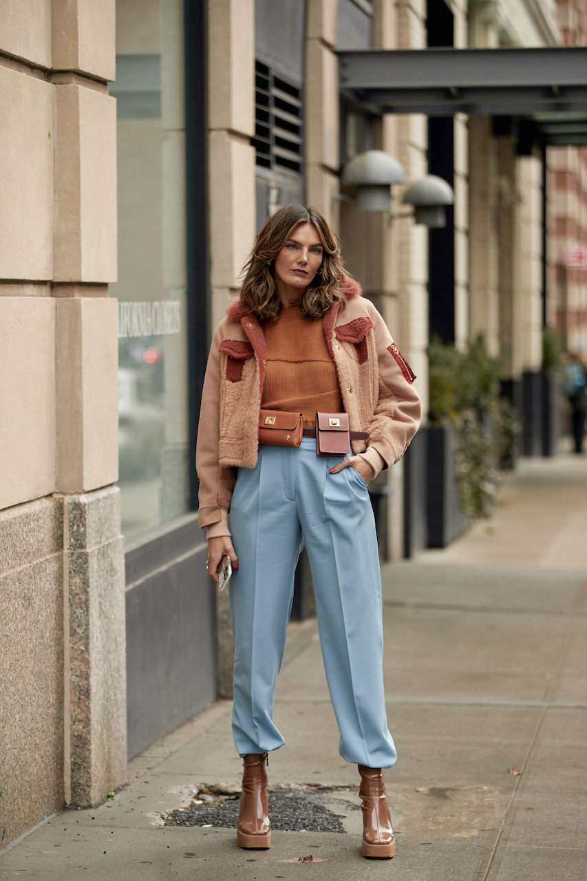 لاطلالة شتوية ناعمة نسقي بنطلون واسع باللون الأزرق