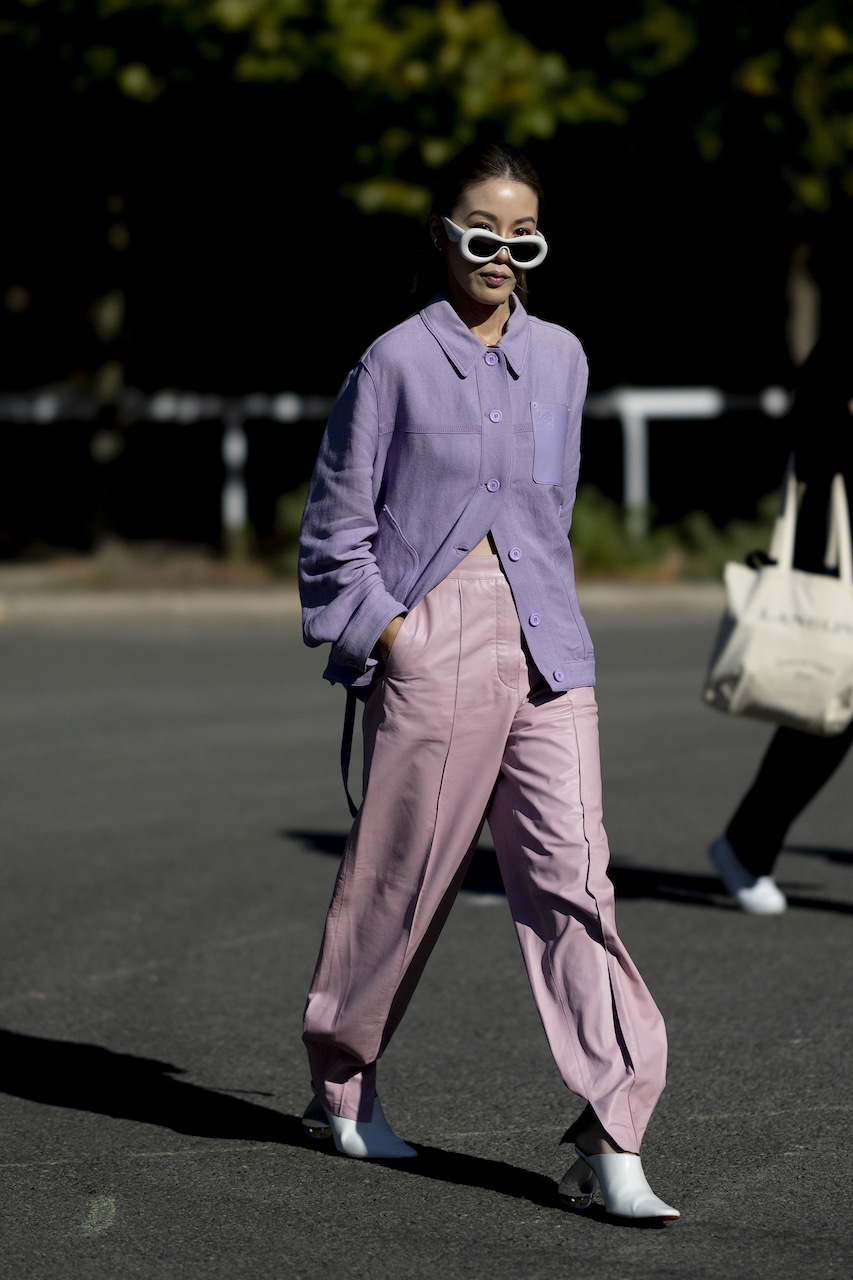 لمختلف المشاوير اليومية اعتمدي البنطلون الملون