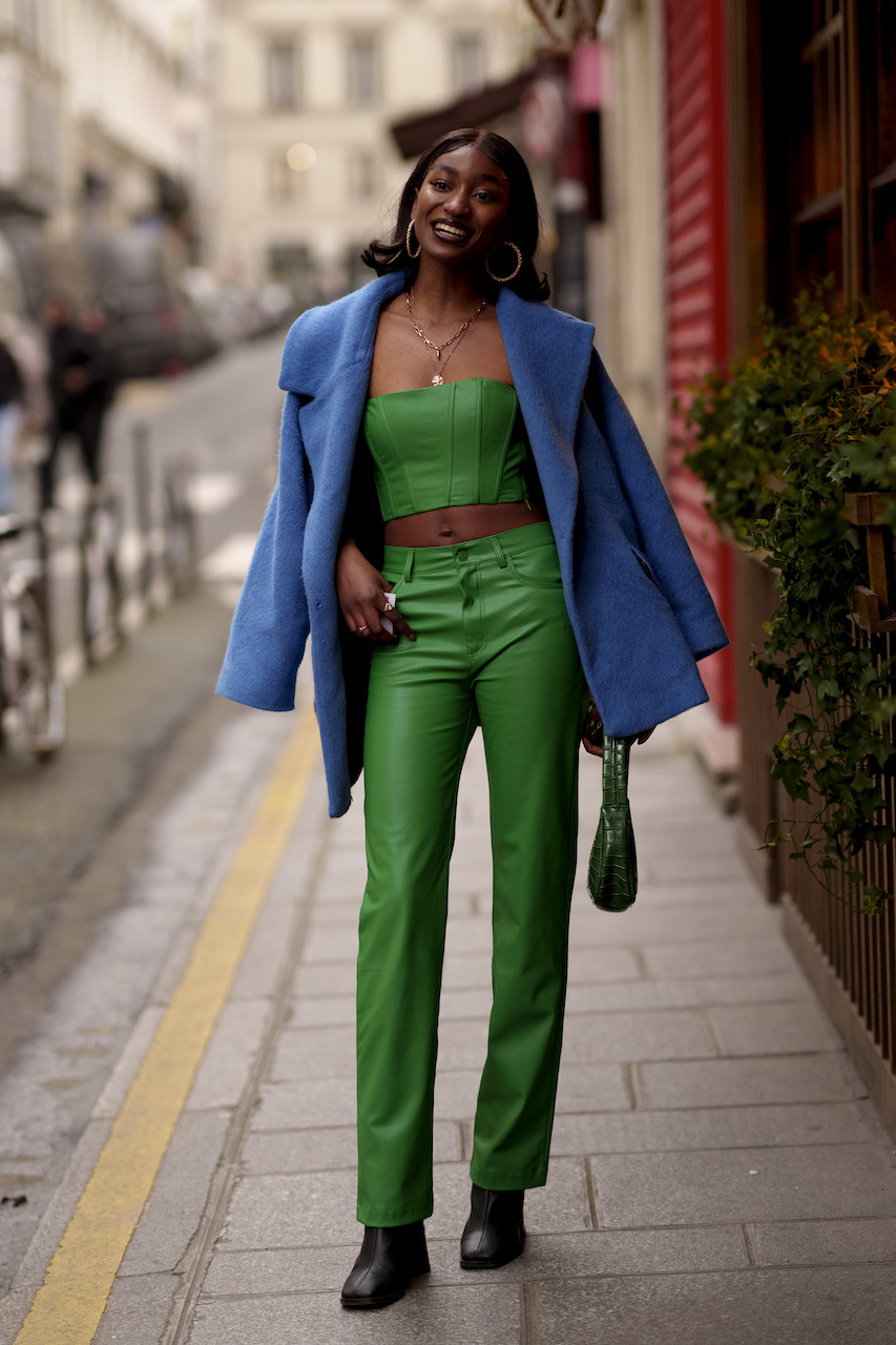 لوك عصري في بنطلون باللون الأخضر