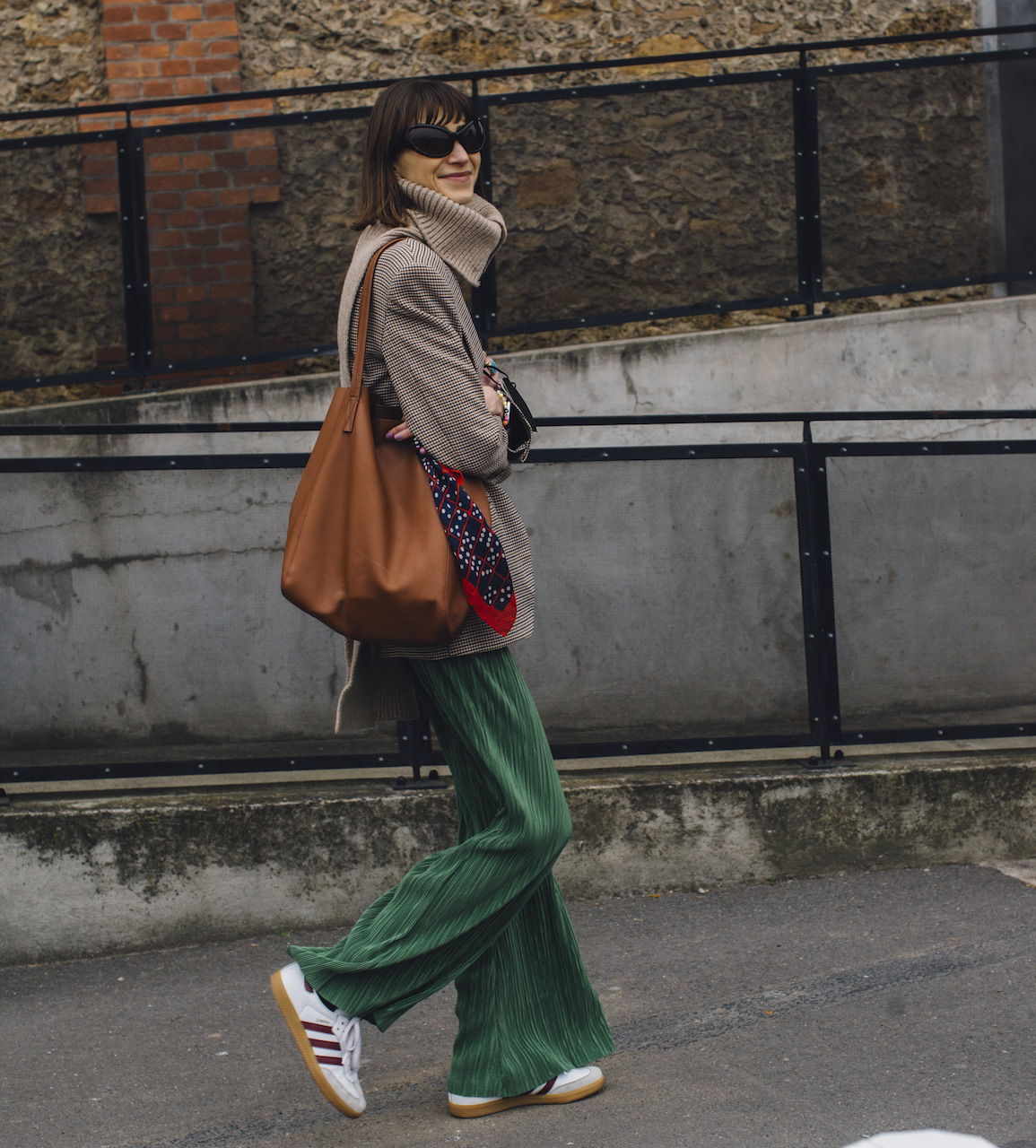 نسقي لوك شبابي في بنطلون أخضر مع سويتر اوفر سايز