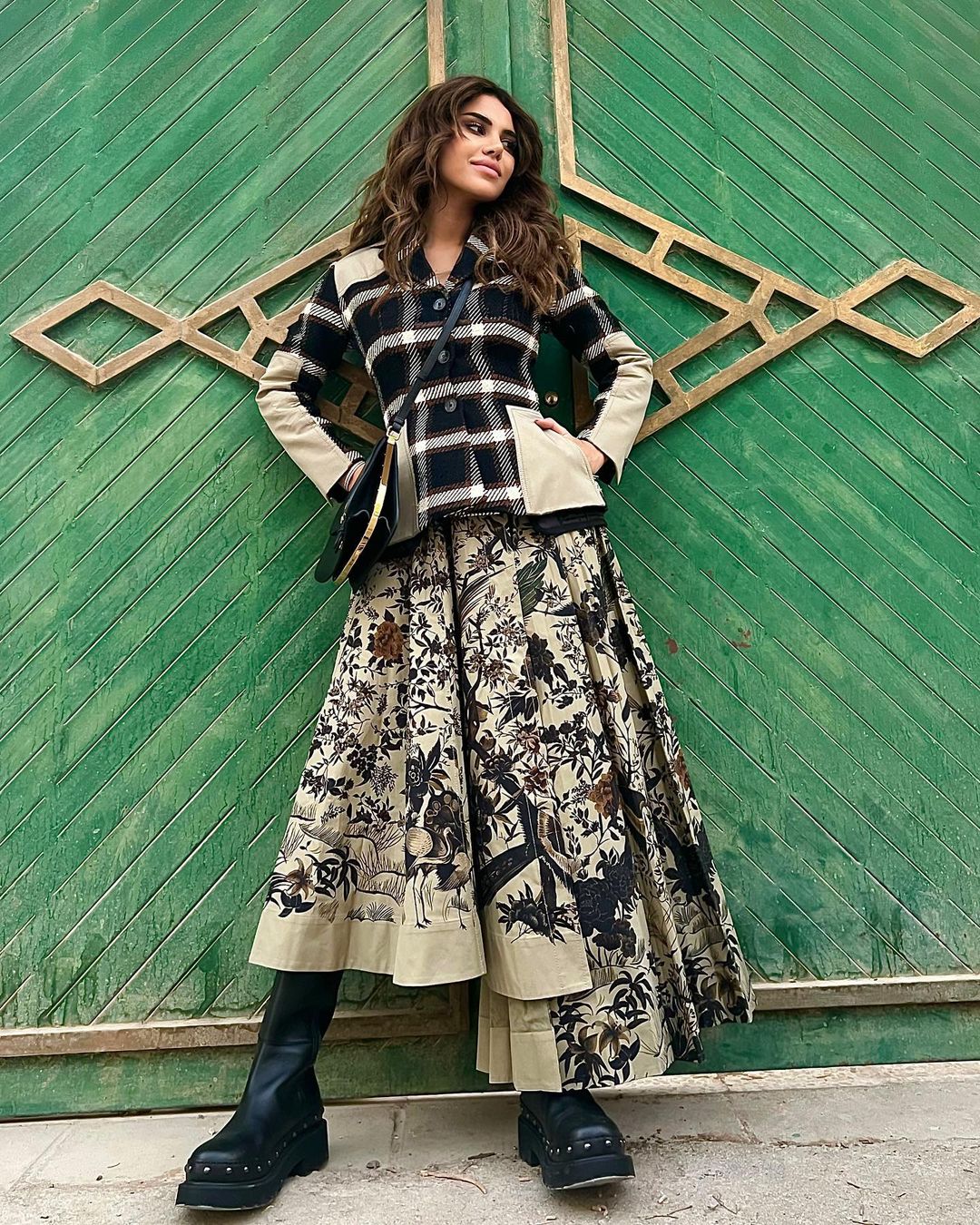 ستايل عصري خاطف لنجود الرميحي بتنورة طويلة مطبعة