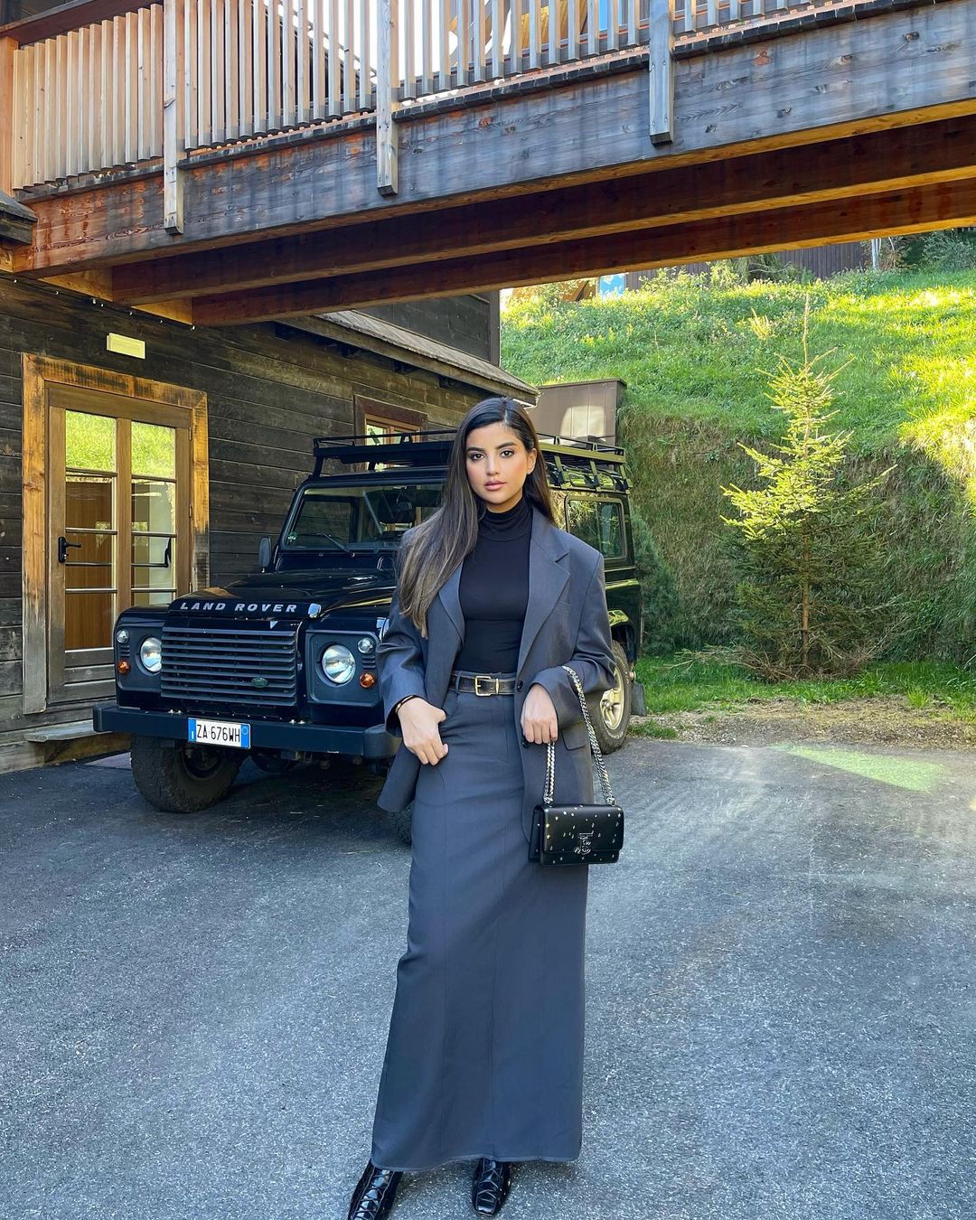 علا فرحات ببدلة كلاسيكية بالتنورة الطويلة