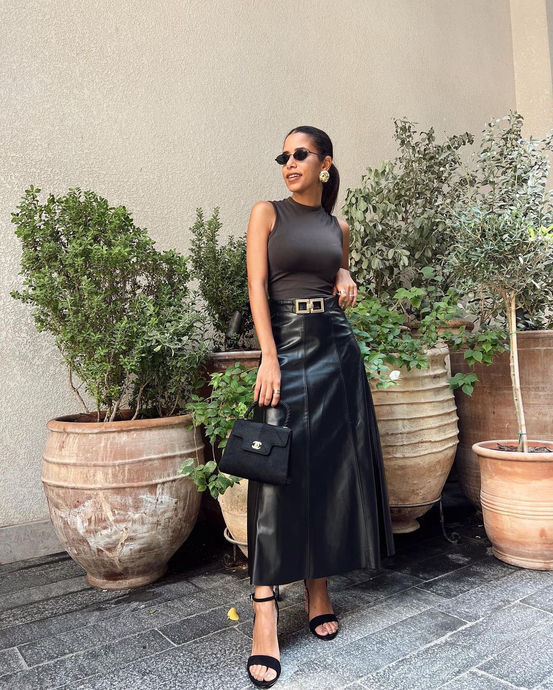 نادية حسن نسقت التنورة الجلدية الطويلة مع توب أسود ضيق