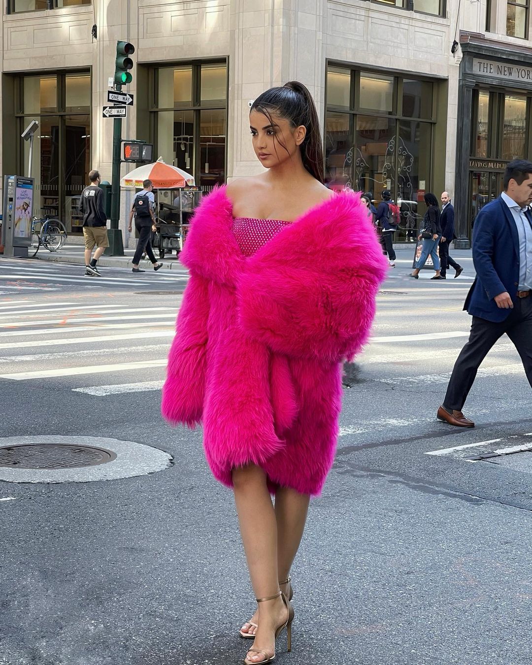 إطلالة ملفتة لعلا فرحات بمعطف اوفر سايز