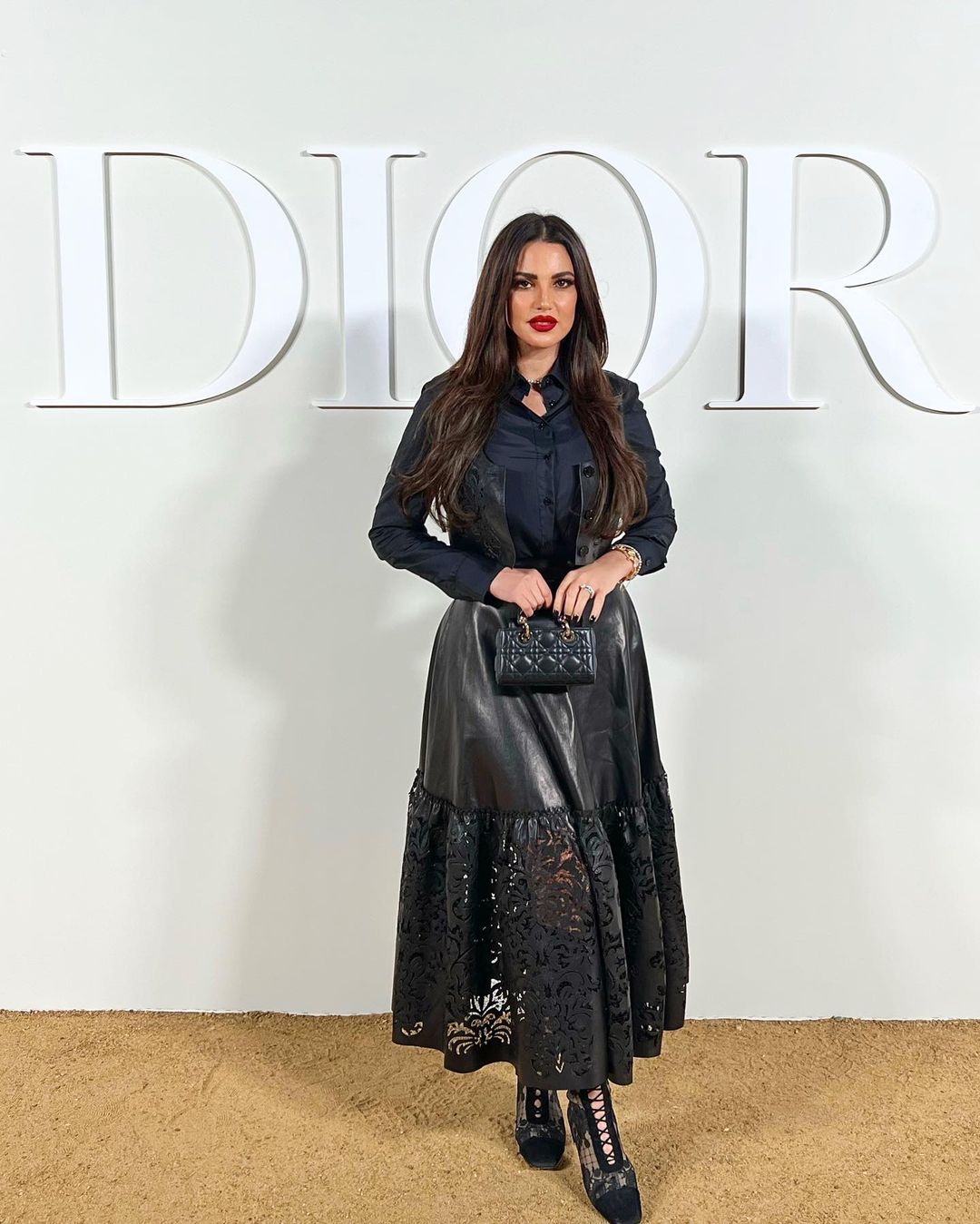 ظهور خاطف لدرة بتنورة جلدية طويلة مزينة بالدانتيل