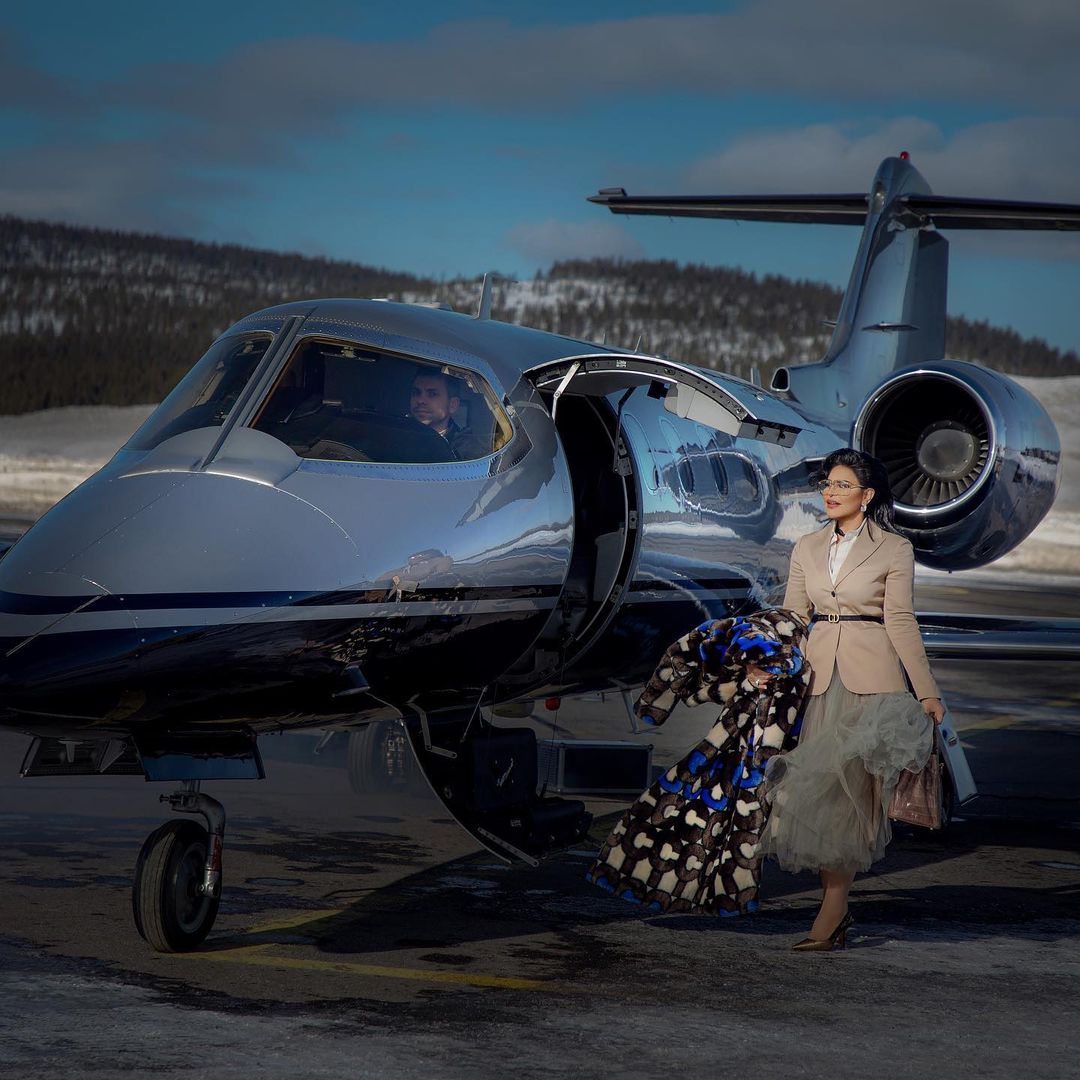 أحلام نسقت التنورة الطويلة مع جاكيت أنيق