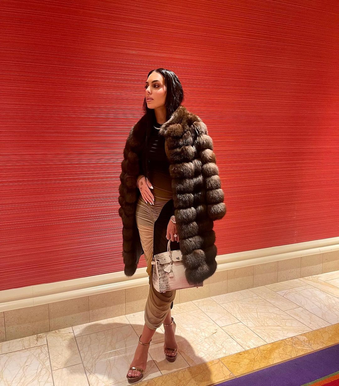 جورجينا رودريجيز بإطلالة أنيقة نسقتها من فستان ضيق طويل بقصة اسيمتريك 