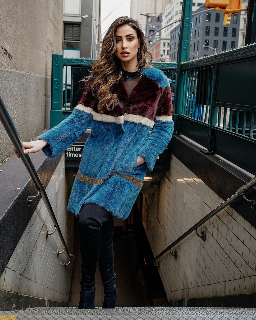 أنابيلا هلال بمعطف فرو عصري متوسط الطول باللون التركواز من Valentino