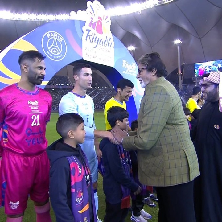 أميتاب باتشان  يصافح النجم كريستيانو رونالدو