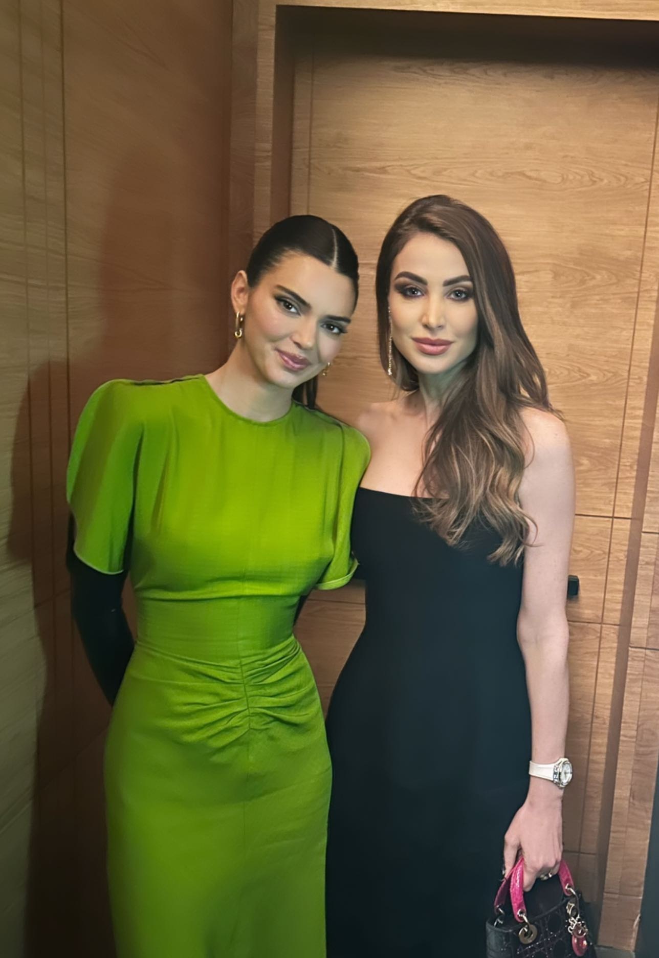 أنابيلا هلال بفستان سترابلس قصير باللون الأسود من Proenza Schouler
