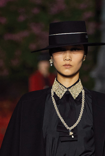 إطلالة مع تفاصيل اللؤلؤ من "ديور" DIOR