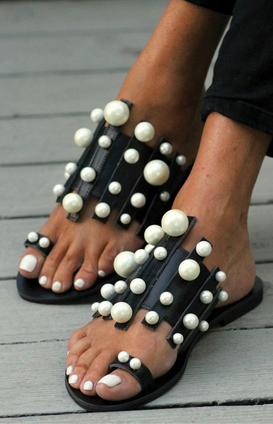 حذاء باللون الأسود مزيّن بحبات اللؤلؤ المتفاوتة الأحجام من "إلينا لينارداكي" ELINA LINARDAKI