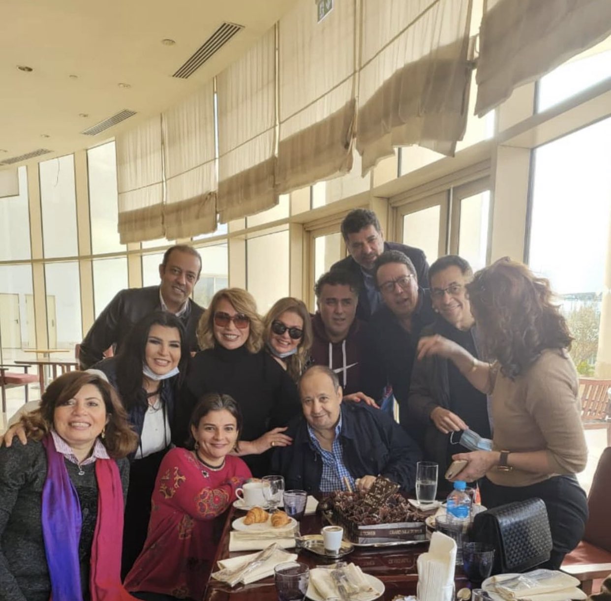 وحيد حامد مع النجوم تتقدمهم الفنانة يسرا