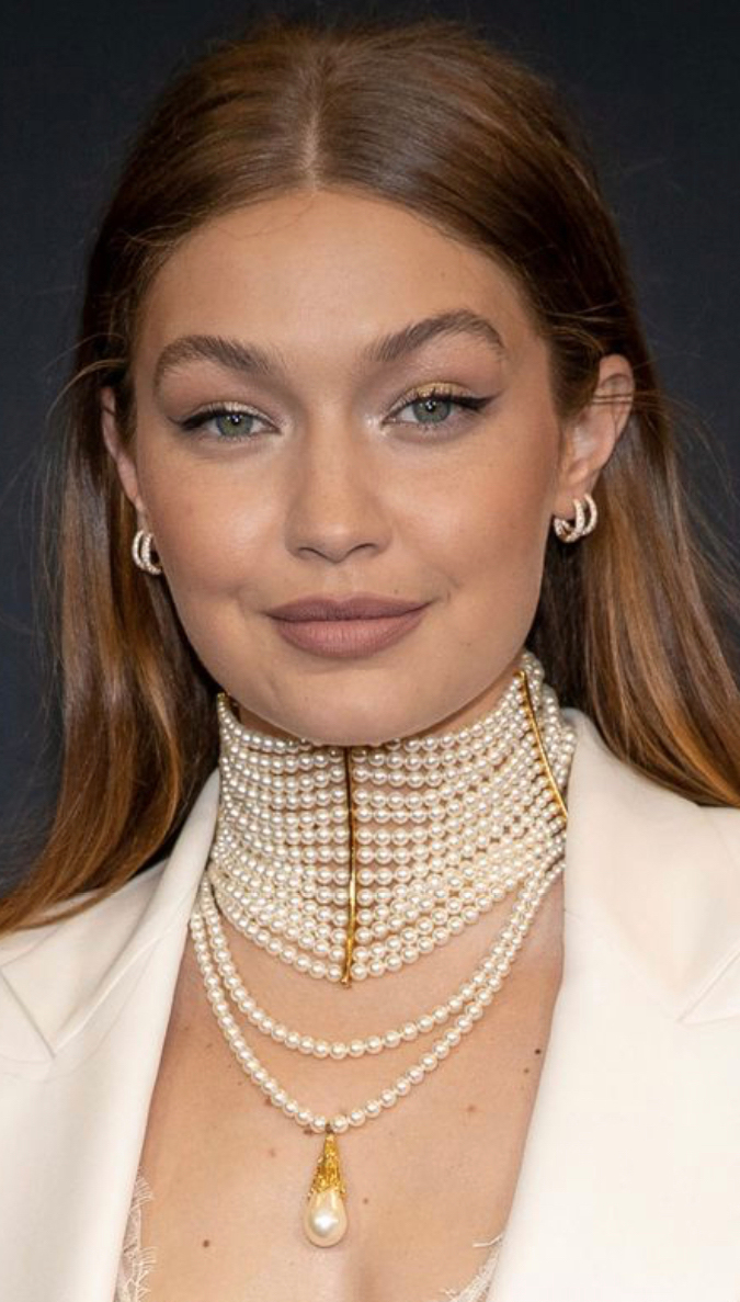 “جيجي حديد" GIGI HADID تضع حول عنقها عقدا لؤلؤيا خالد الأناقة