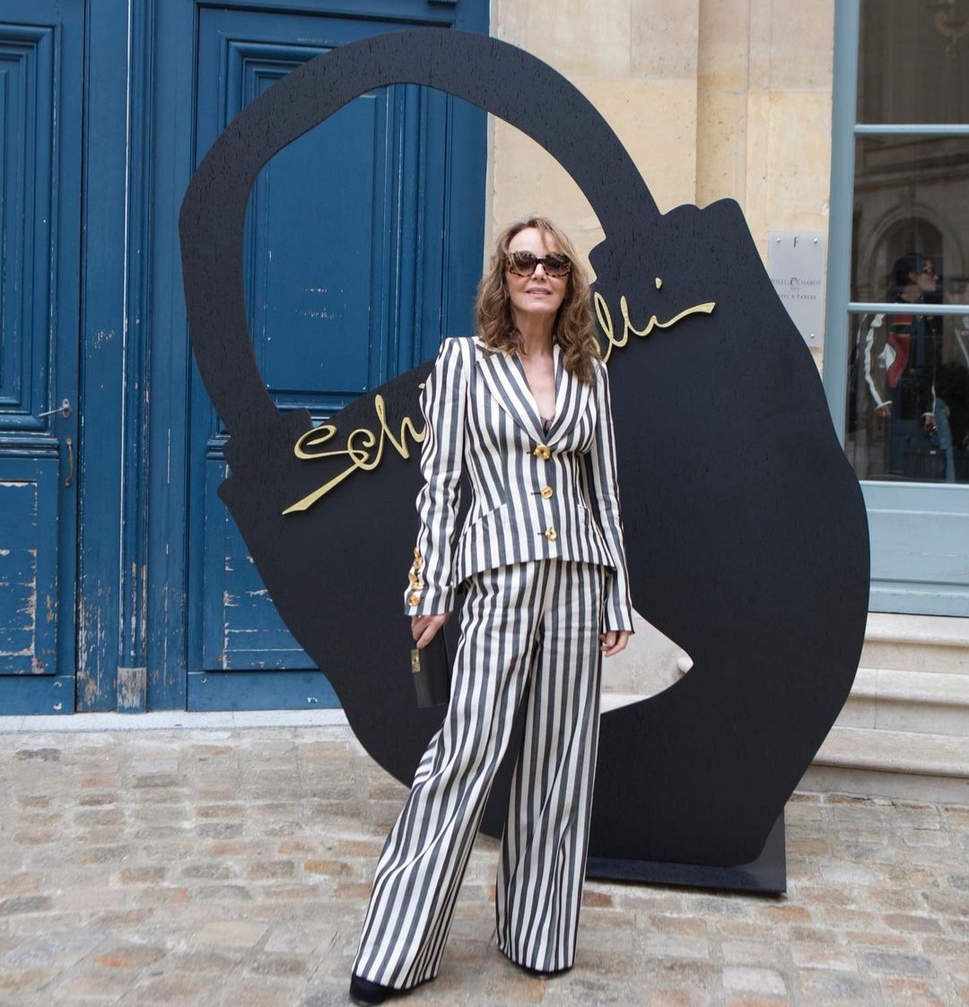 إطلالة بدلة تشبه البيجاما