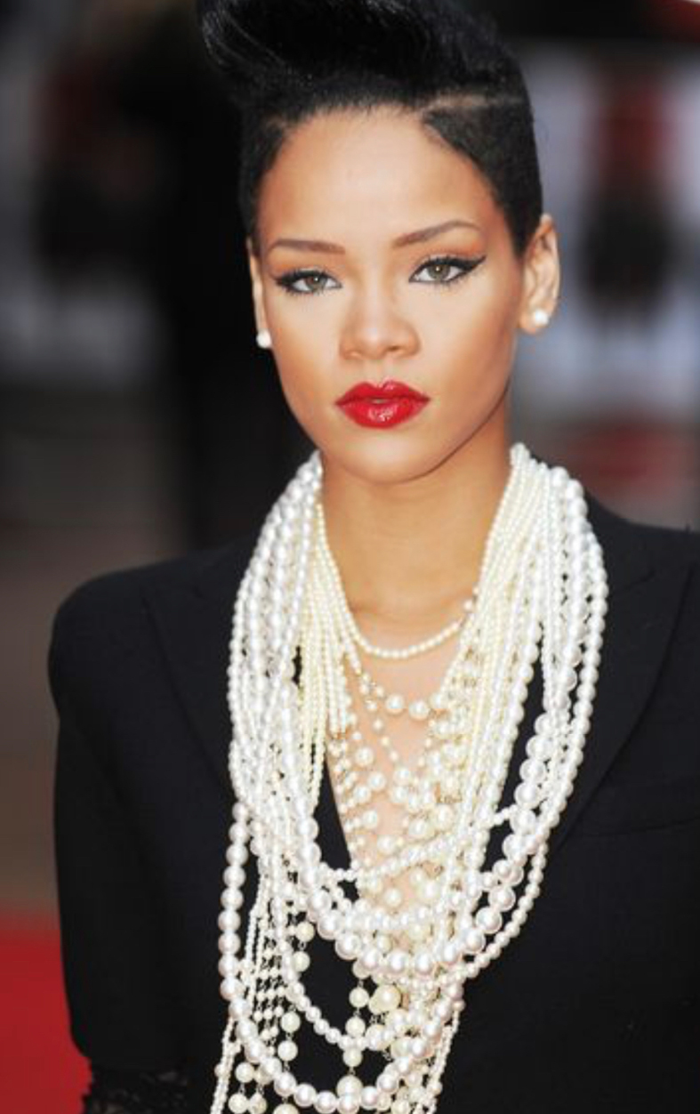 “ريهانا" RIHANNA  تضع حول عنقها عقودًا لؤلؤيًا بأحجام وأطوال متفاوتة بأسلوب التكديس