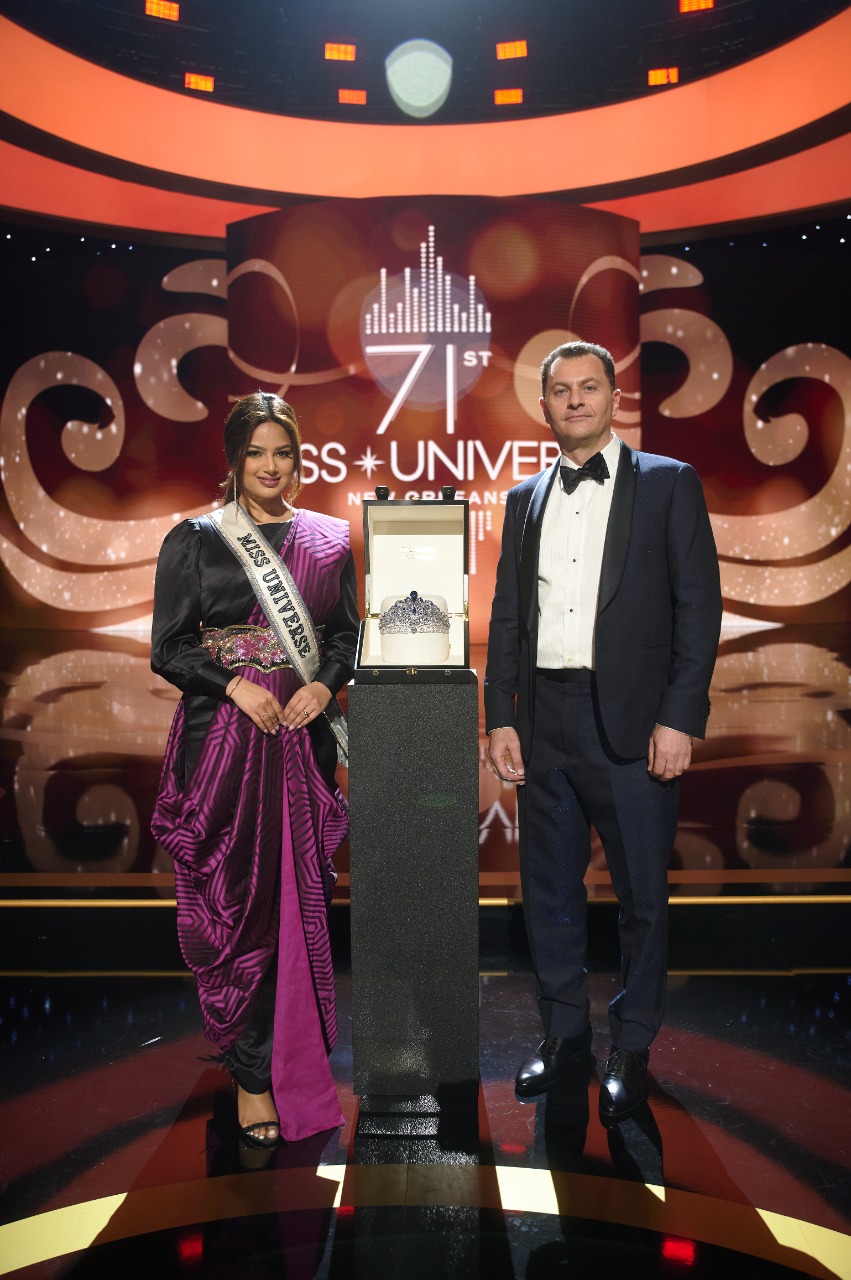 فرد معوض مع تاج الملكة