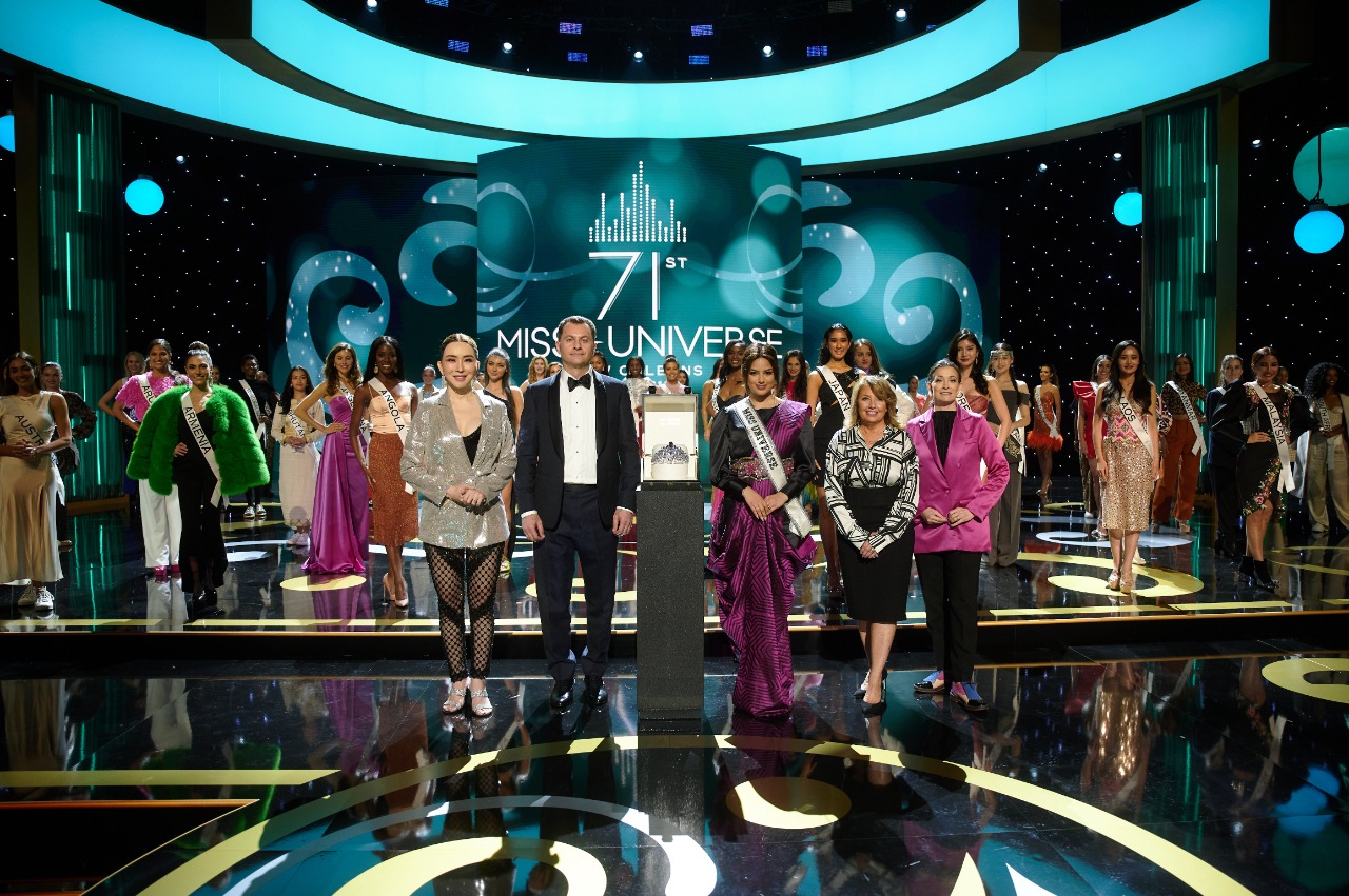 فرد معوض يتوسط المتسابقات