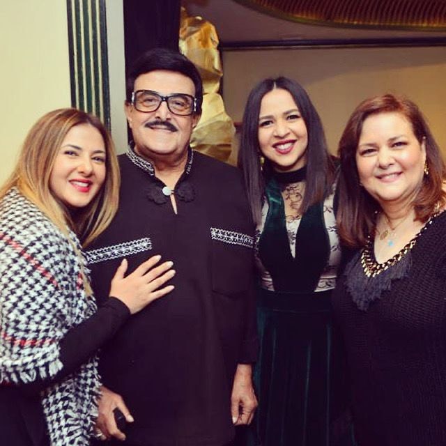 دنيا سمير غانم مع والديها وشقيقتها الفنانة إيمي سمير غانم
