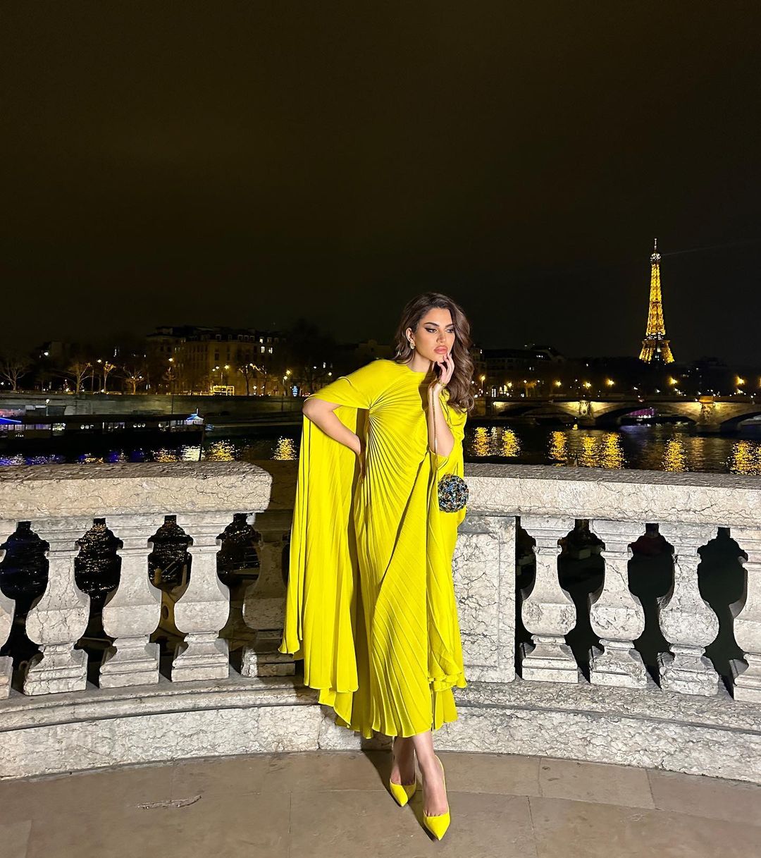 نجود الرميحي بفستان محتشم بطول يصل لغاية الكاحل