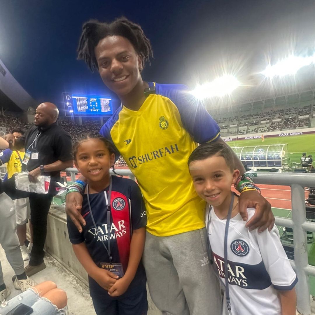 طفلي كيم كارداشيان برفقة سبيد في لقاء النصر وباريس 