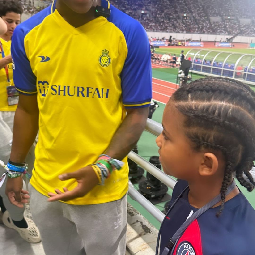 طفلي كيم كارداشيان لفتا الأنظار برفقة أمهما في ملعب اللقاء 