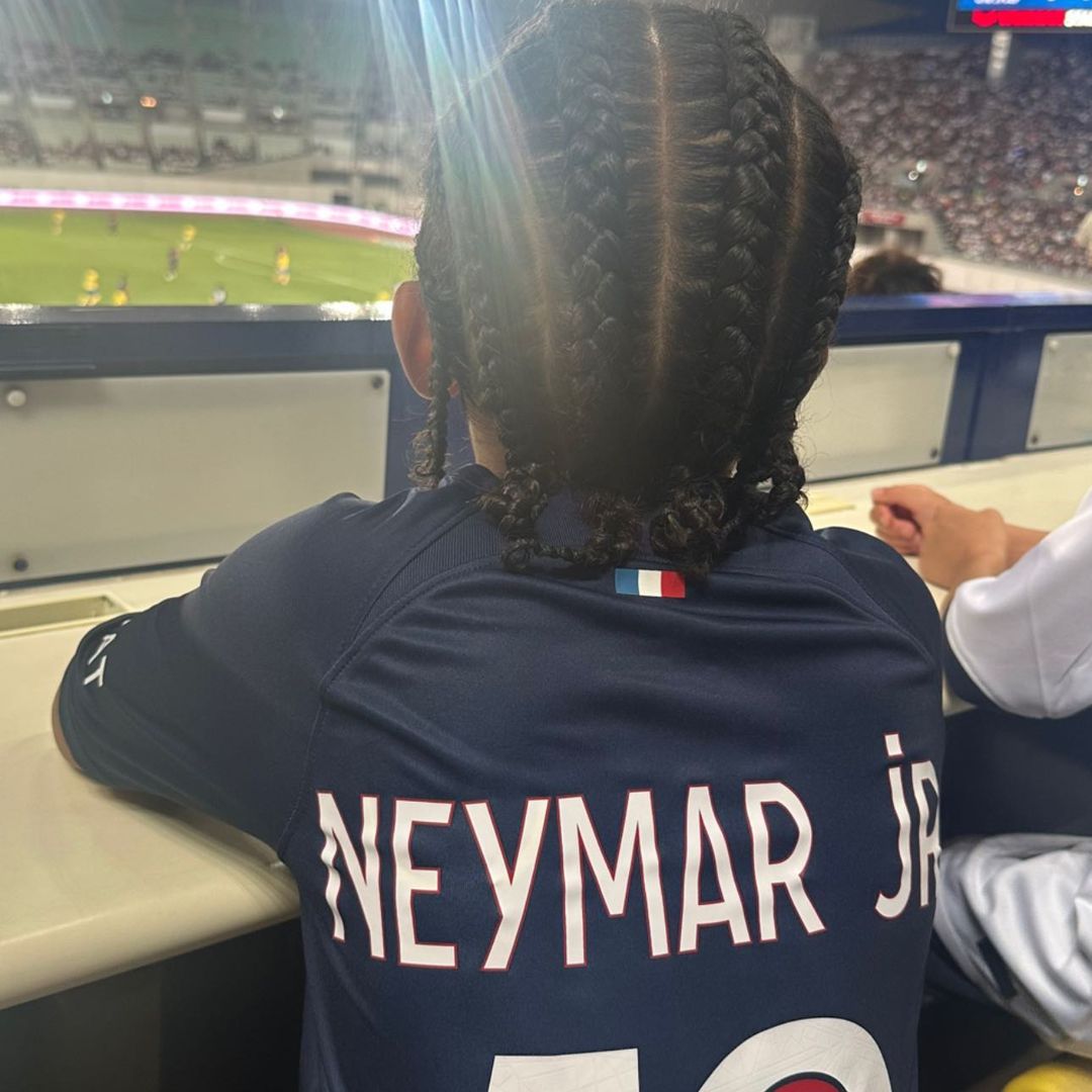 نجل كيم كارديشيان بقميص نيمار 