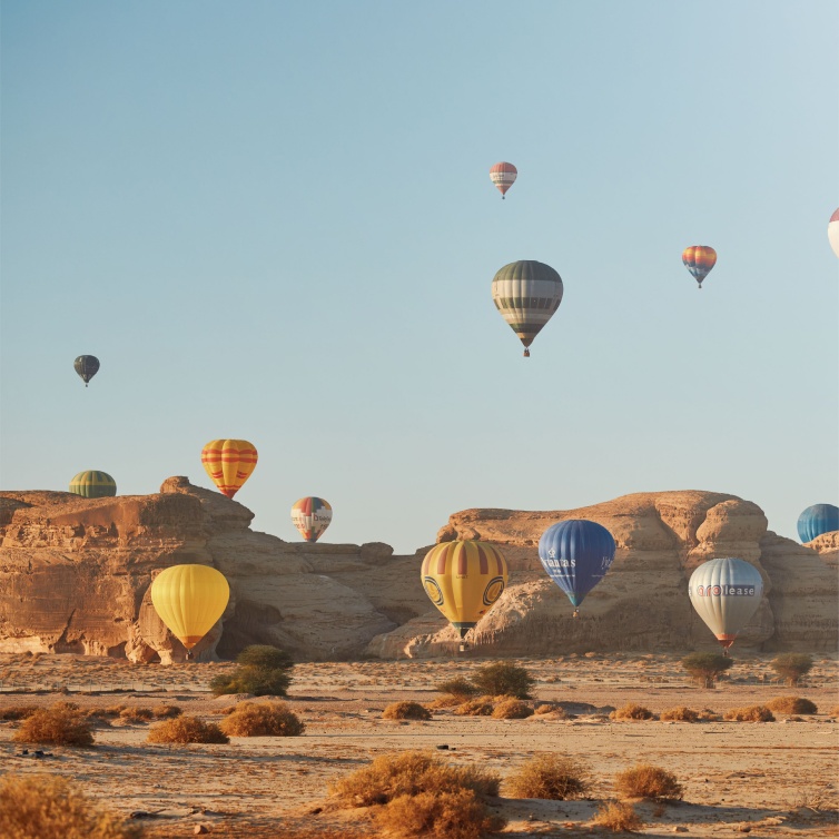 ارتحلي بالمنطاد لتستمتع بمنظور مُختلف لسحر أرض الحضارات بين تشكيلات السُحب الملهمة