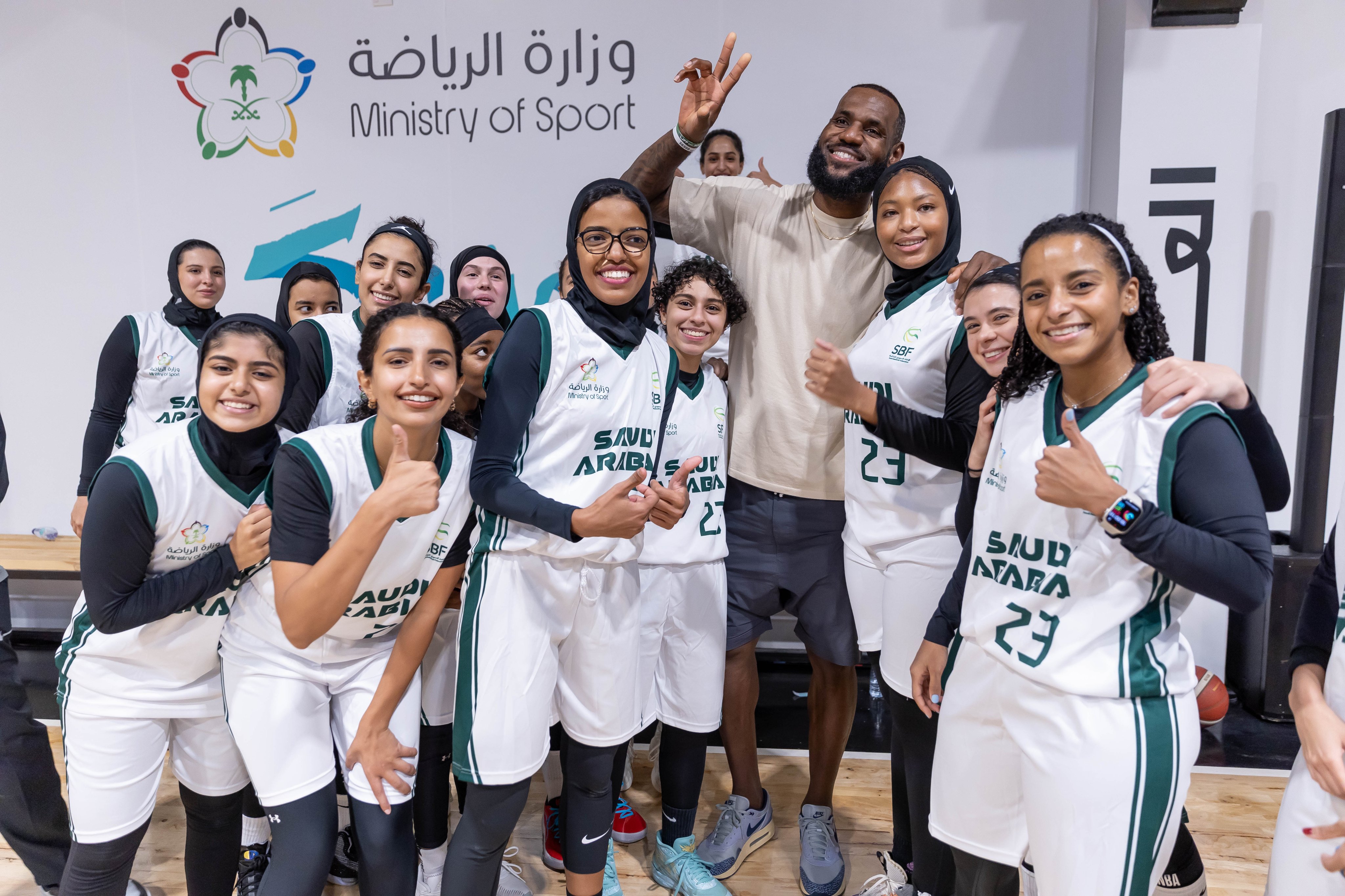ليبرون جيمس في لقطة تذكارية مع لاعبات المنتخب السعودي للسيدات لكرة السلة
