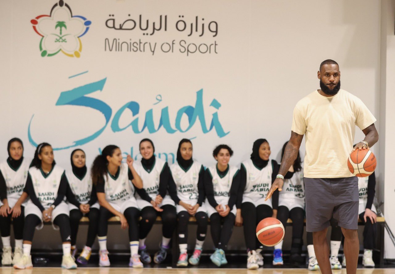 ليبرون جيمس مع لاعبات المنتخب السعودي للسيدات