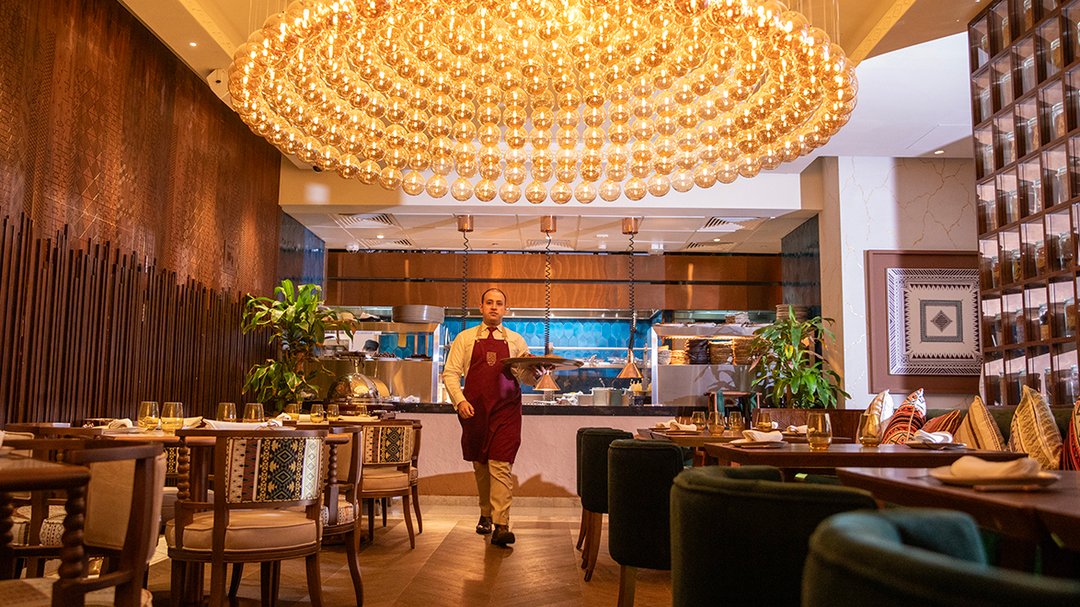  تجربة عامرة بالفخامة في مطعم ميز. 