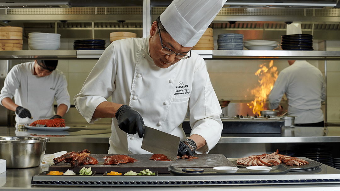  لقطة فنية لطريقة إعداد الطعام في مطعم هاكاسان 