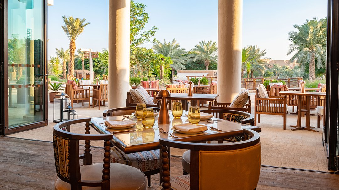  وجلسات ساحرة في مطعم ميز. 