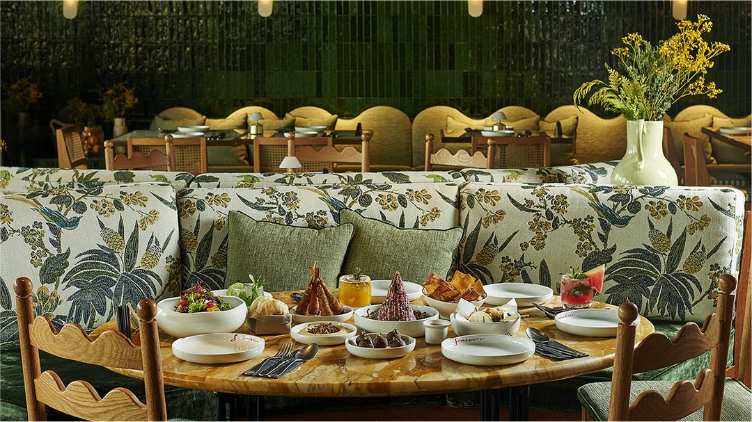  وجلسة عامرة بالحب وأشهى الماكولات في سموير. 