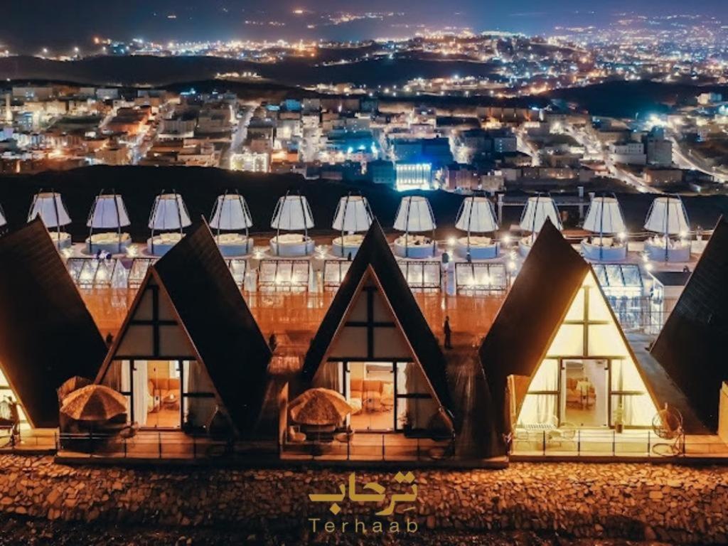 أكواخ ترحاب الساحرة.