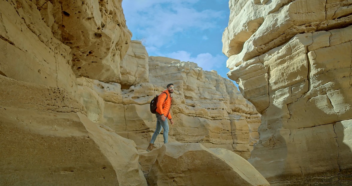  الهايكنج بين جبال المملكة الشاهقة.. تجربة لا مثيل لها 