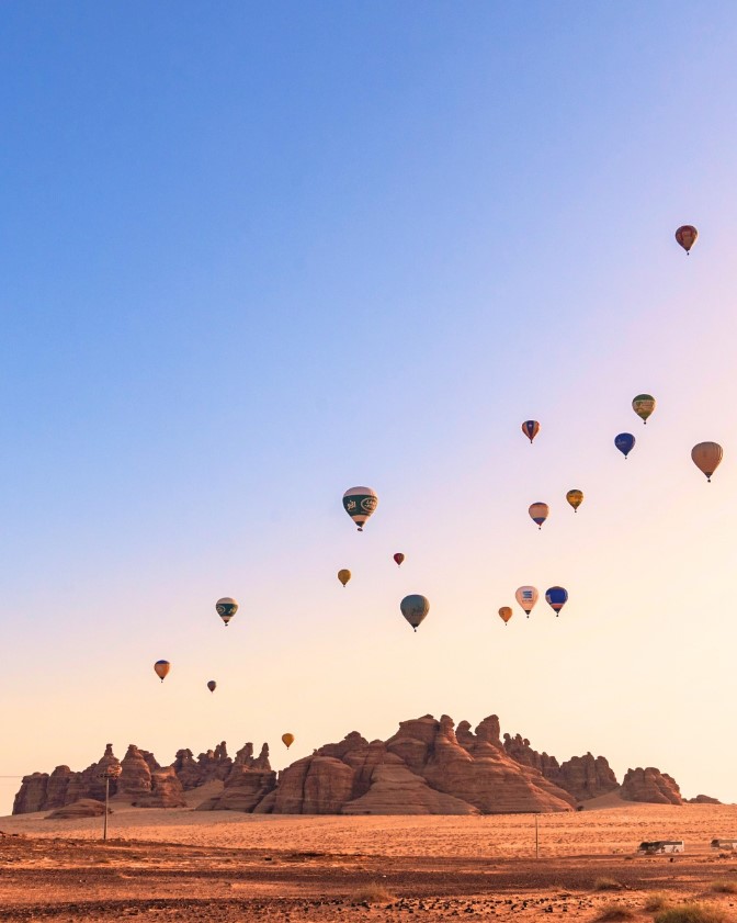 جولات بالون الهواء الساخن واحد من أمتع التجارب بالعلا