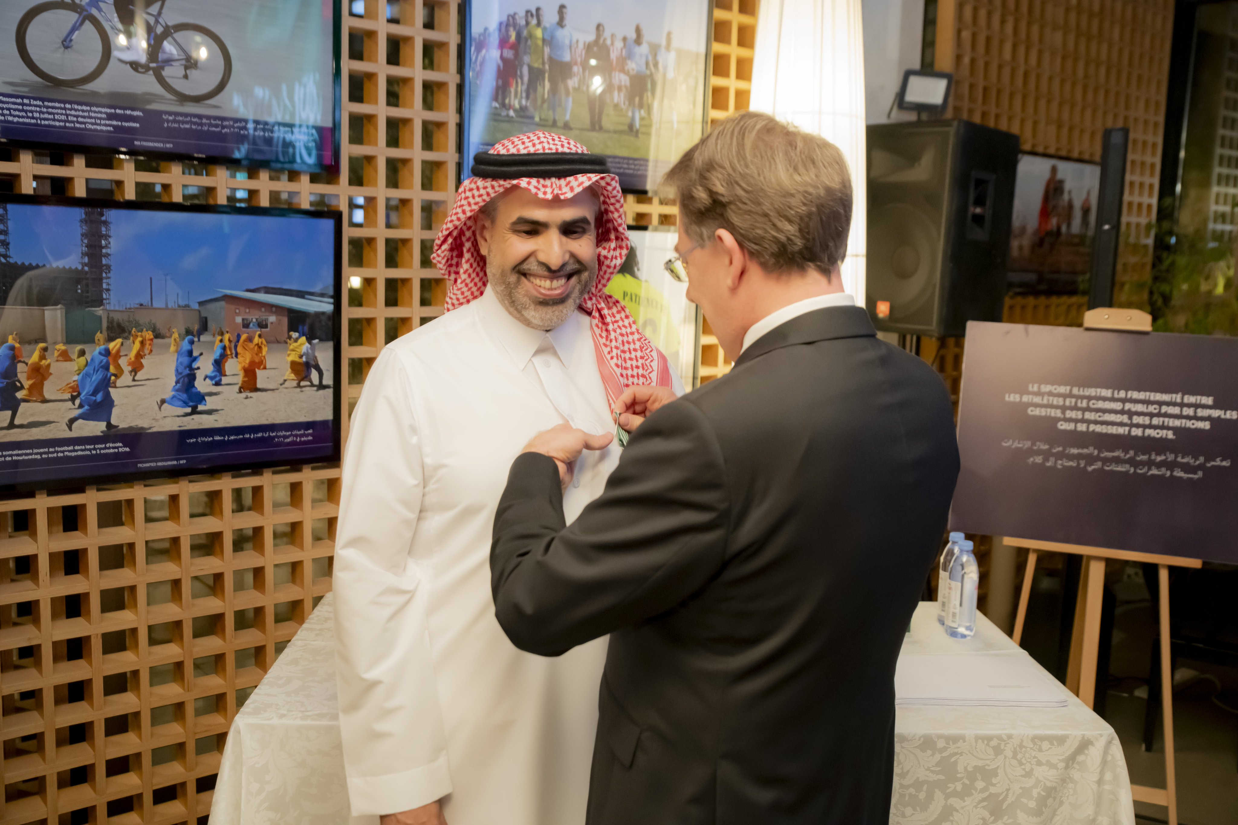  أحمد ماطر يتقلد الوسام الفرنسي الرفيع 